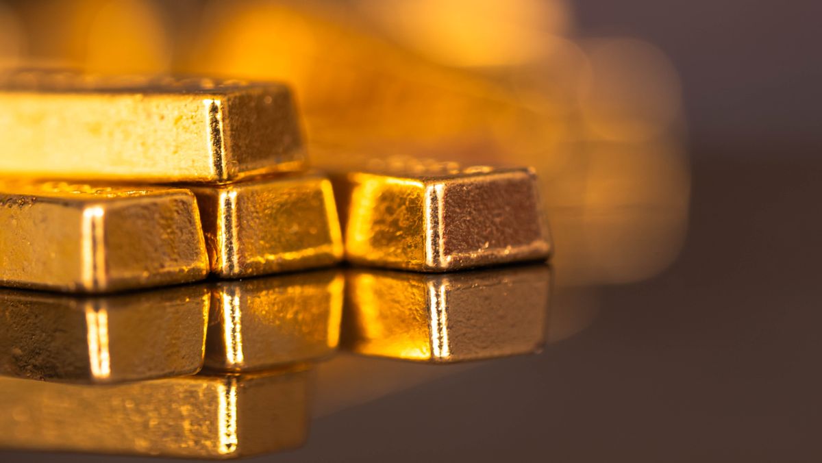 Gold,Bars,Laying,On,A,Black,Background,,News,About,Gold arany