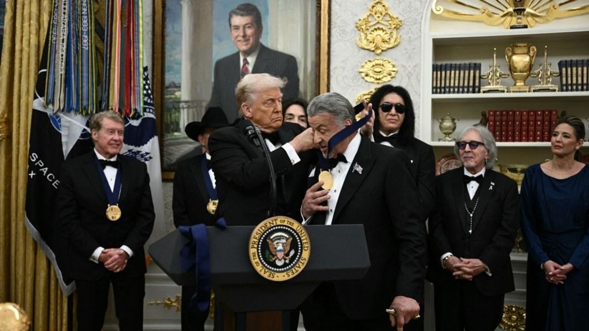 Donald Trump kitüntette Sylvester Stallonet: "minden idők legmegérdemeltebb kitüntetése"