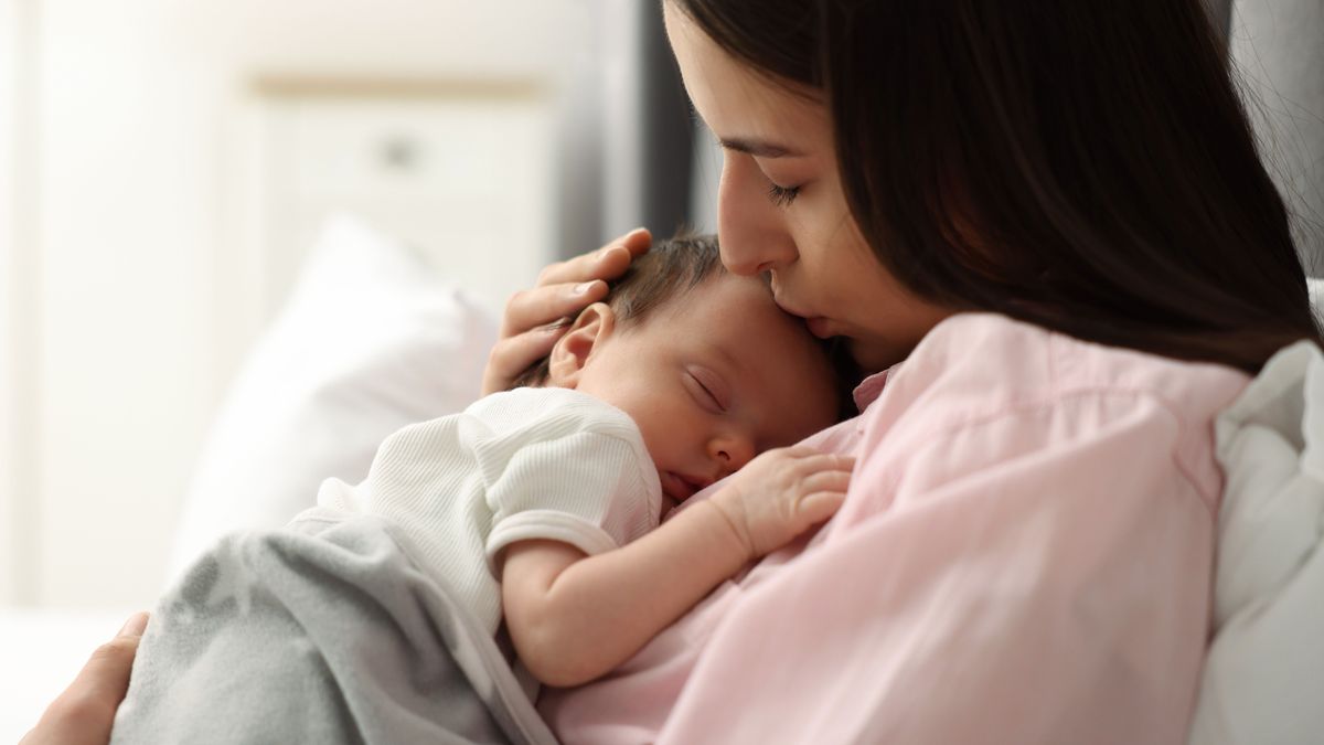születés Mother,Kissing,Her,Sleeping,Newborn,Baby,In,Bed,At,Home babakötvény