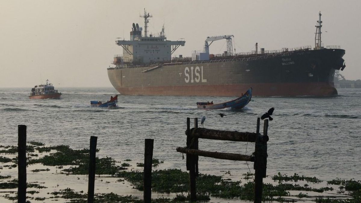 Zátonyra futott az orosz árnyékflotta egyik olajszállító hajója Bulgária partjainál, miután ukrán csapás érte 