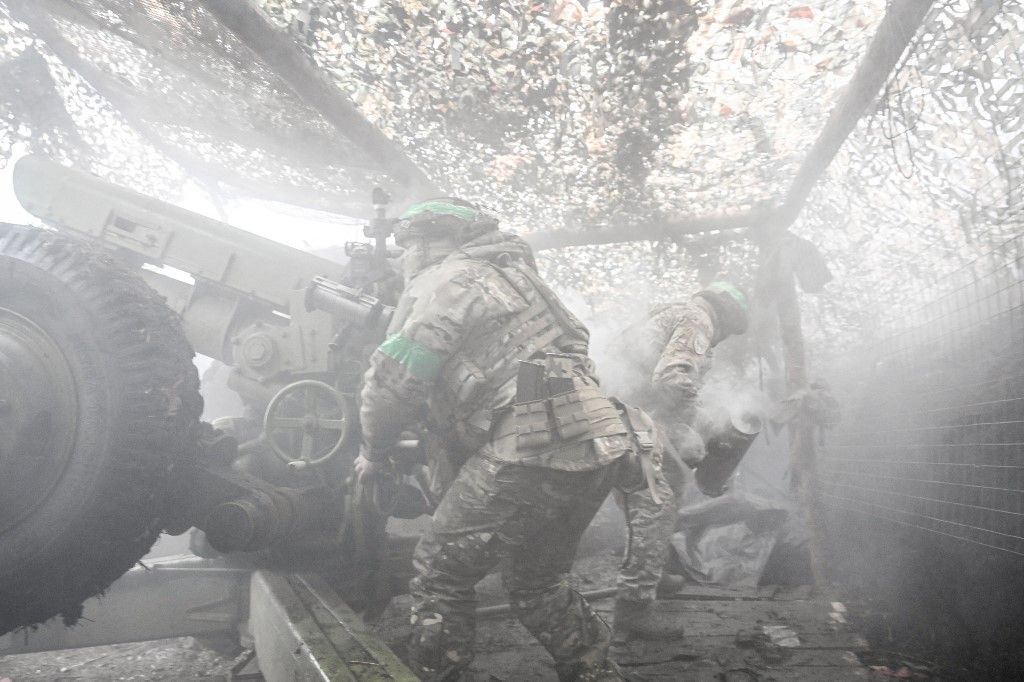 Ukrainian artillery unit on combat mission in Pokrovsk direction atom