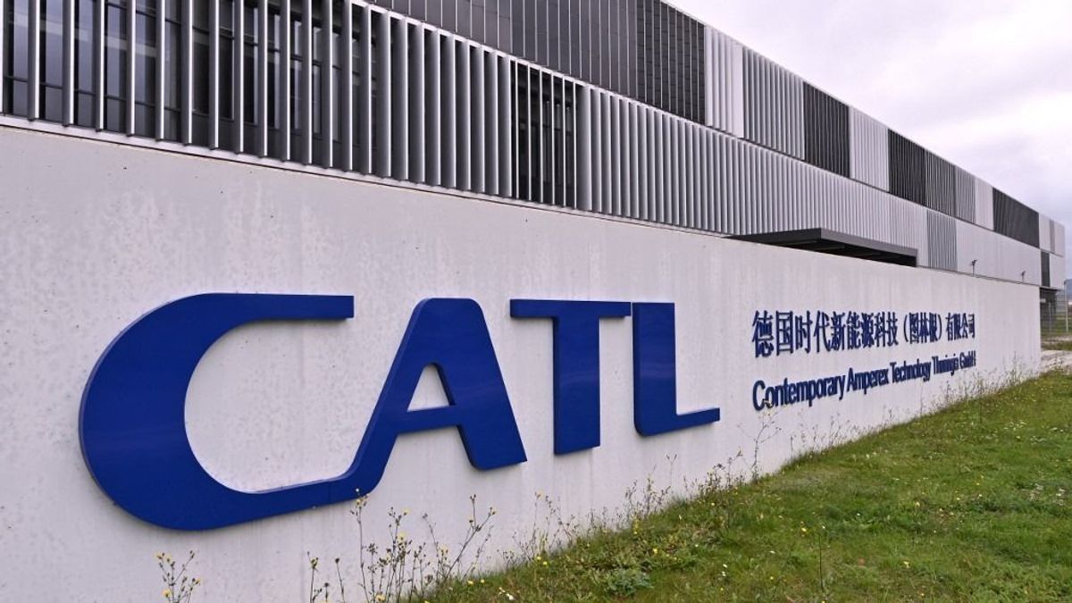 Rendezik a béreket az akkumulátorgyártónál – meglepődik, mennyit visznek haza a munkások januártól 