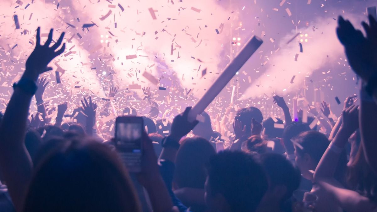 Pénzkidobás vagy hatékony csapatépítő eszköz? Kiderült az igazság a karácsonyi céges bulikról 