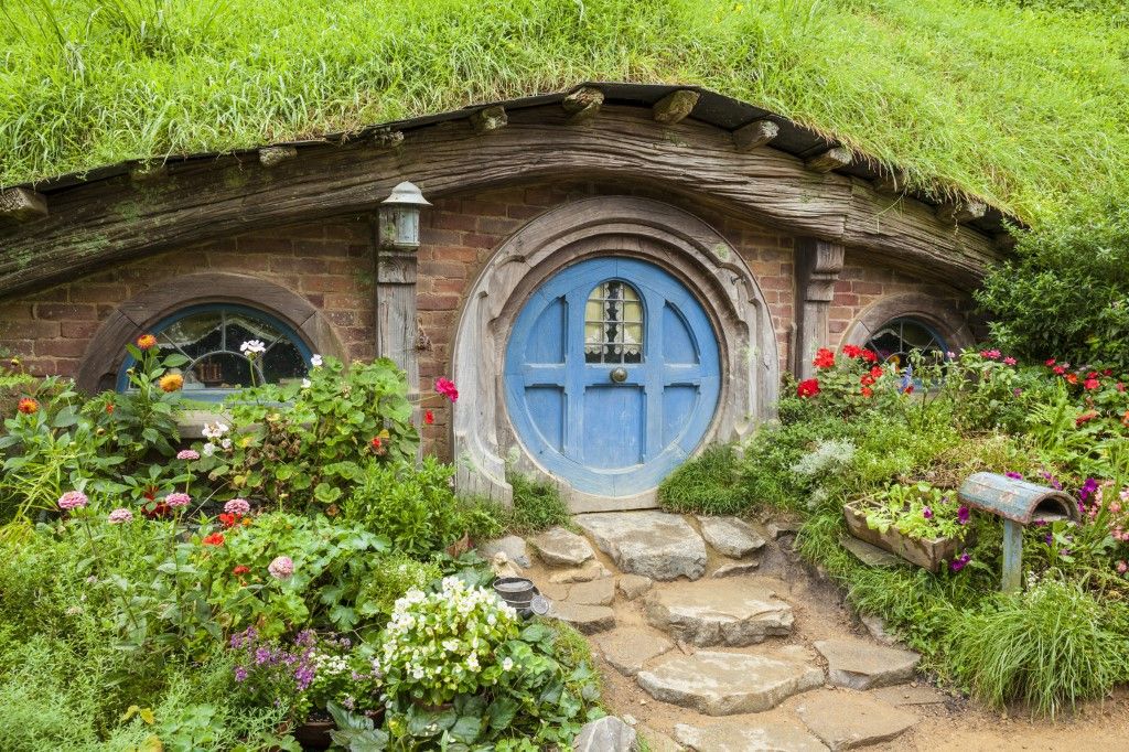 Hobbiton, wooden doors of Hobbit holes in the film set fictional village of Hobbiton, Matamata, North island, New Zealand, NZ Gyűrűk Ura Új-Zéland