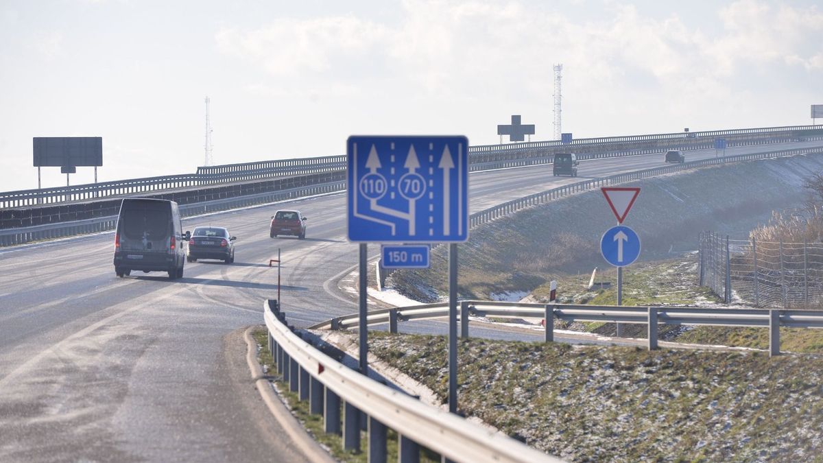 Kitapostuk a Strabagból - jelentette be Lázár János, elindultak az autók a keservesen kijavított autópályán