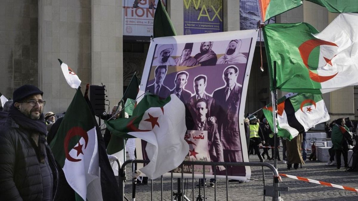 Lecsap a franciákra az egykori gyarmat, Macron eléri, amit egy elnökelődje sem