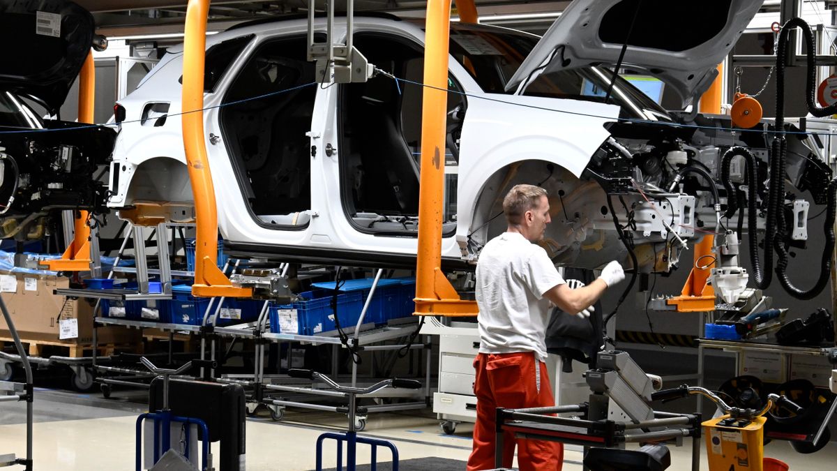 Van esély béremelésre, de ahhoz növelni kell a hatékonyságot és a termelékenységet (X) 