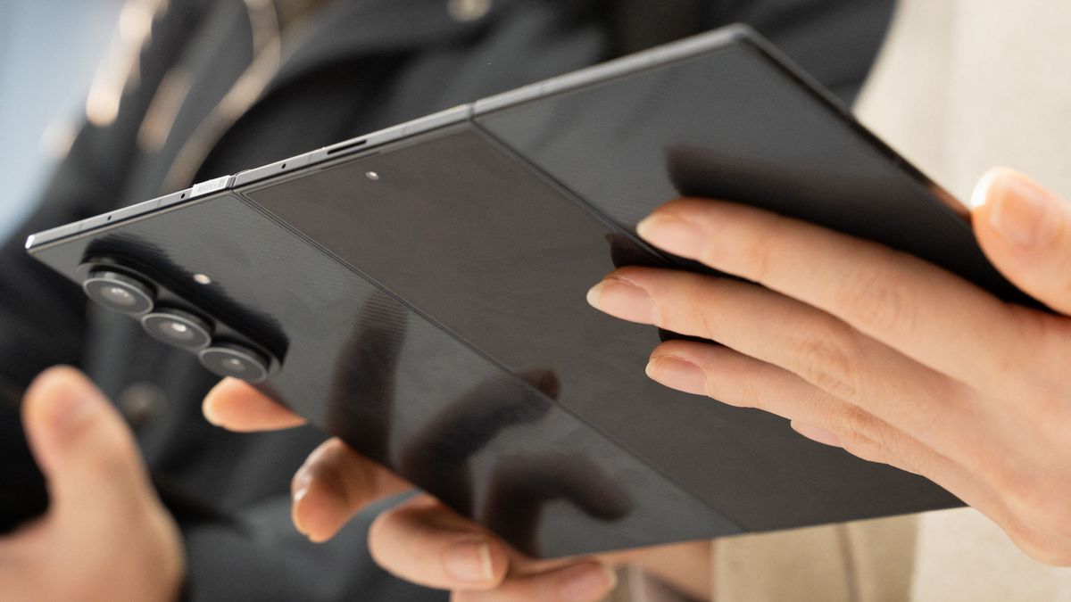 Tripla kijelzővel támad a Samsung: a Galaxy Z TriFold teljesen átrendezheti a hajlítható okostelefonok piacát – az Apple felkötheti a gatyáját