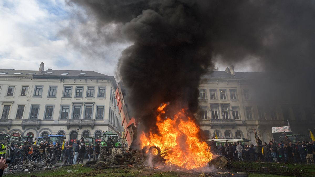 Brutális videót közölt Orbán Viktor a brüsszeli gazdatüntetésről: kő kövön nem maradt – Ursula von der Leyennek ebből most már értenie kell 