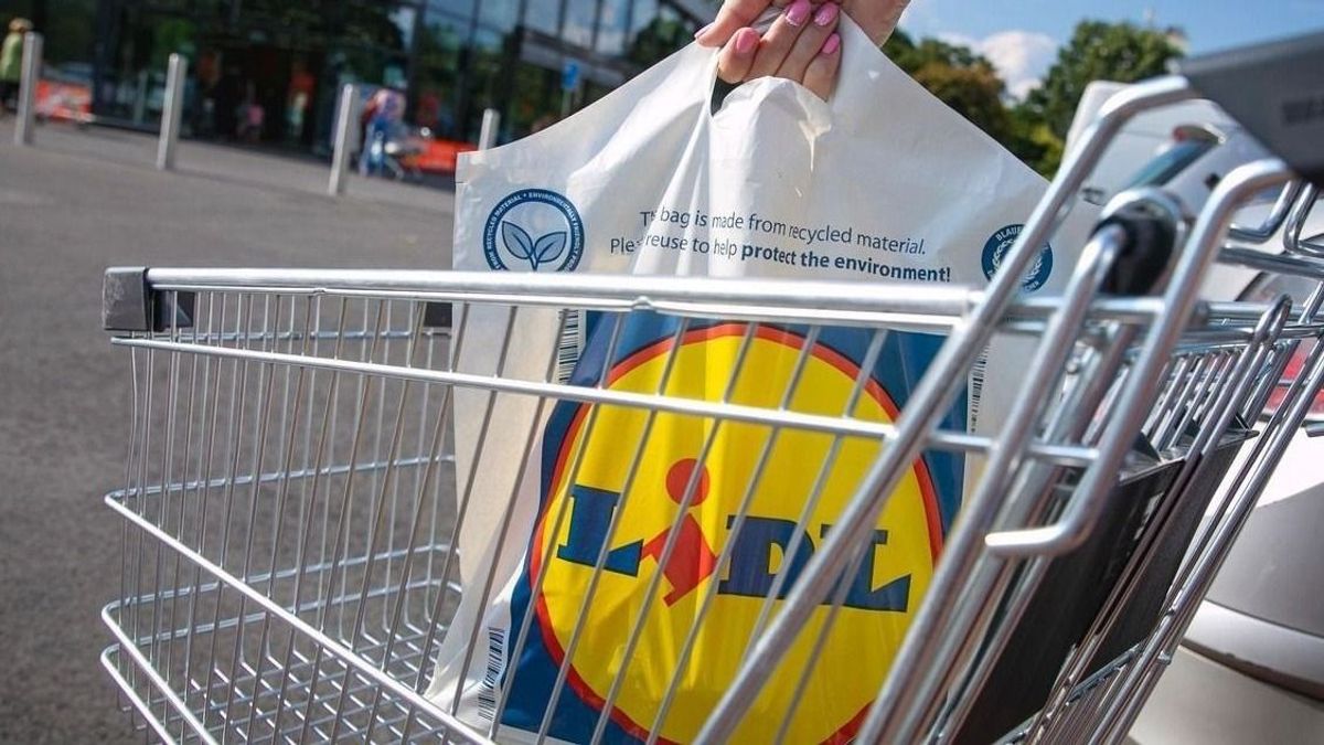Kitört a roham a Lidlnél, kora hajnaltól sorban álltak az emberek: mindenki ugyanazt akarta, percek alatt lerabolták a boltokat - videón a németországi őrület 