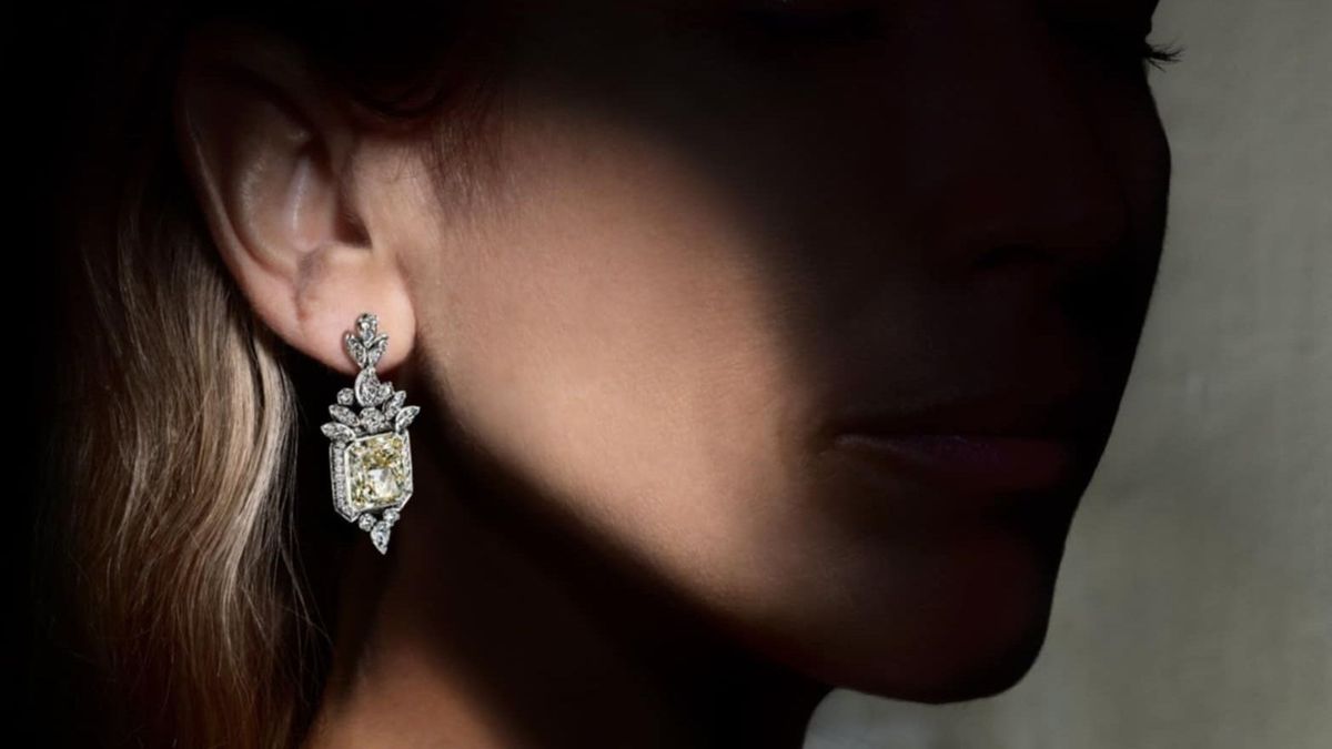 Rekord a BÁV ART aukción – 150 millióért kelt el egy gyémánt fülbevaló 