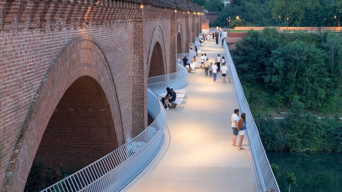 Lélegzetelállítóan modern, mégis illeszkedik a történelmi városképbe: látványos fotókon Európa egyik legkülönlegesebb hídja