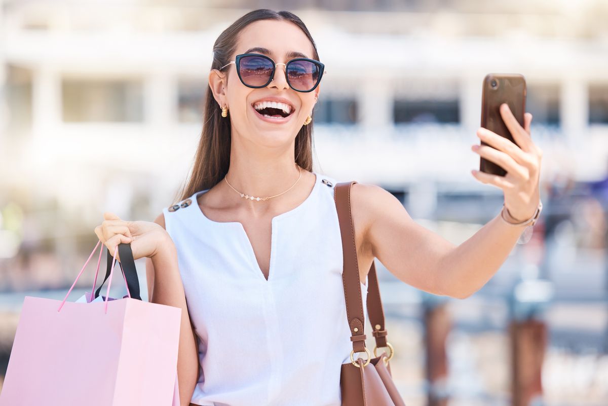 Phone,,Shopping,Or,Woman influenszer ,Taking,Selfie,For,A,Social,Media