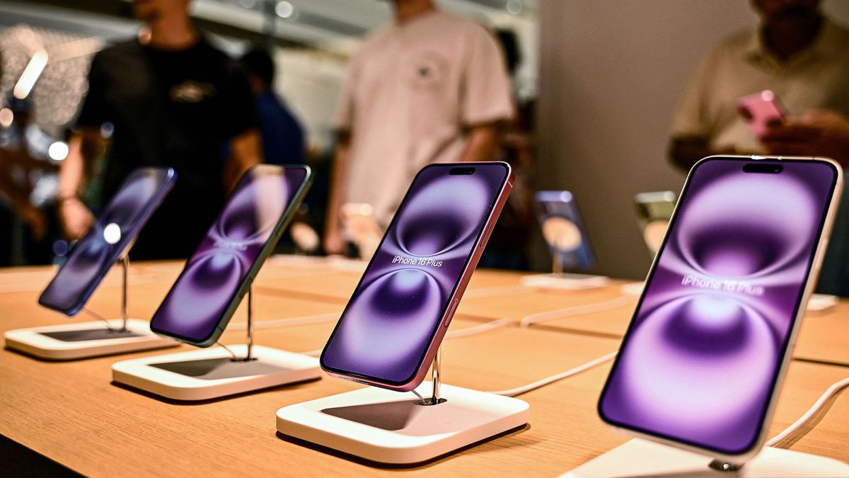 Ezek az okostelefonok az idei év slágerei: cukorkaként kapkodják el őket 