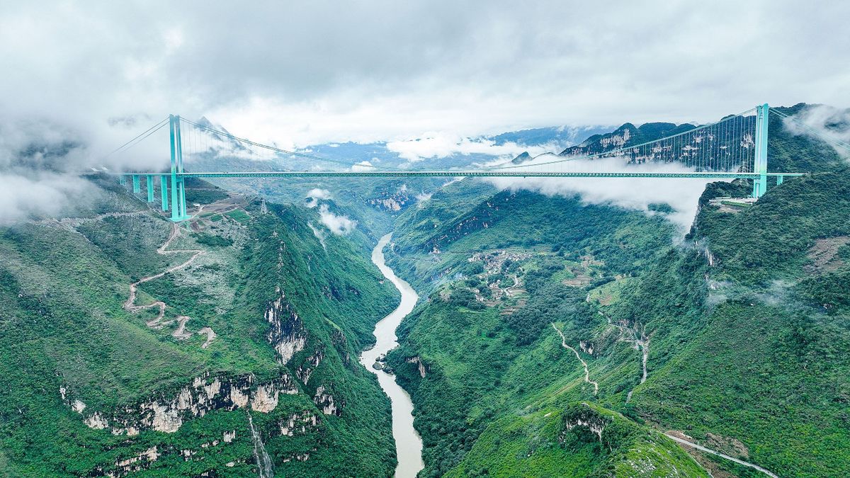 2025-ben készült el a világ legmagasabb hídja, a Huajiang Grand Canyon viadukt is. Fotó: Ou Dongqu / Xinhua via AFP / Ou Dongqu / Xinhua via AFP
