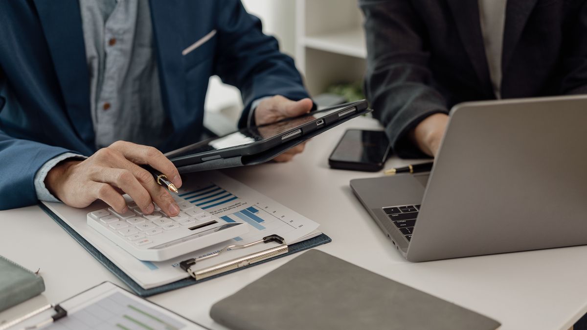 vállalkozói,Auditor,And,Accounting,Team,Working,In,The,Office,Analyze,Financial