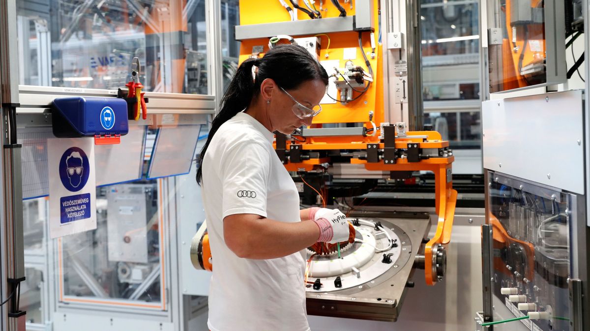 Béremelés 2026: megvan, mennyivel növelik a fizetéseket a cégek és az állam – aki nem kap ennyit, válthat