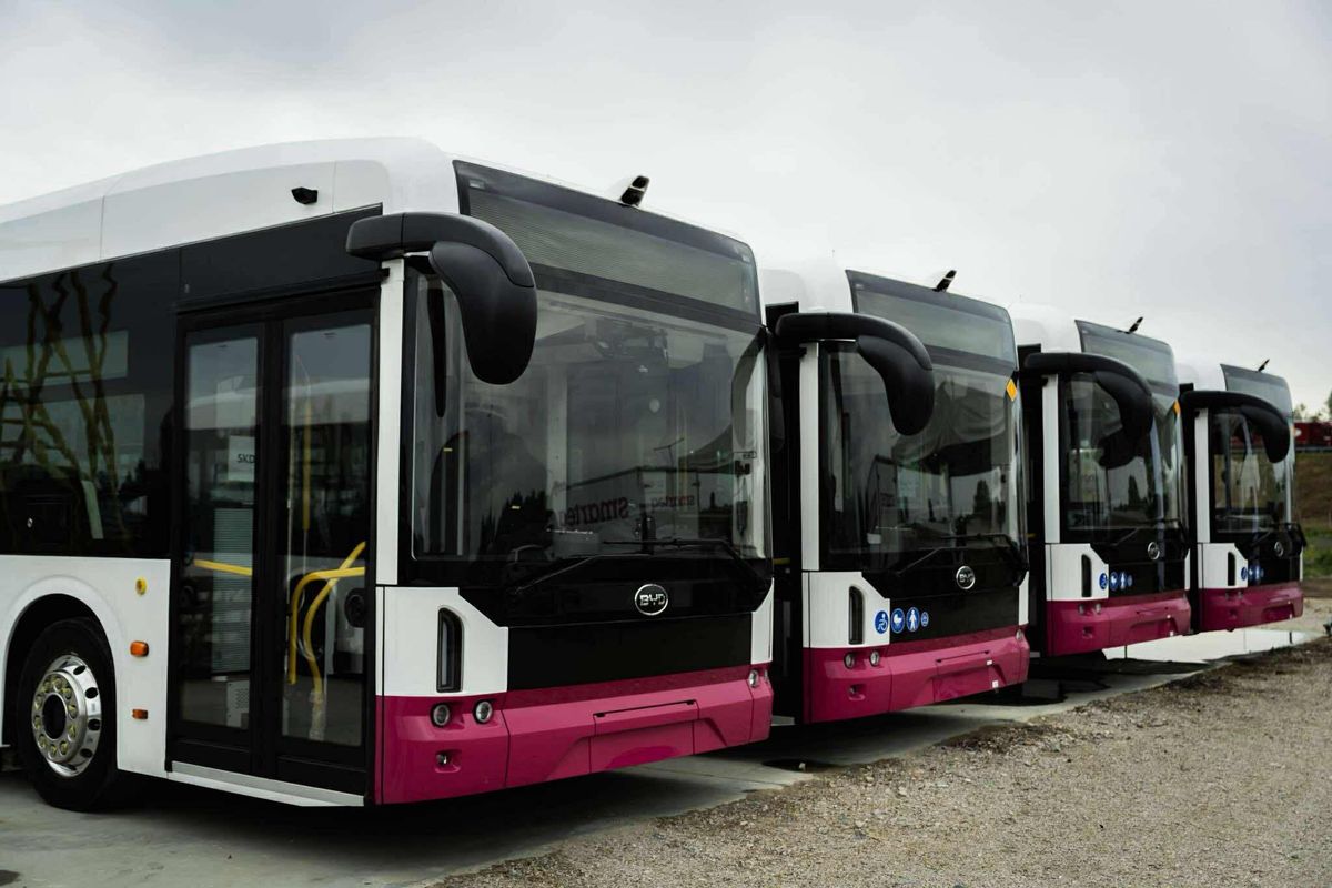 A Komáromban gyártott BYD buszok Forrás: Szijjártó Péter/Facebook