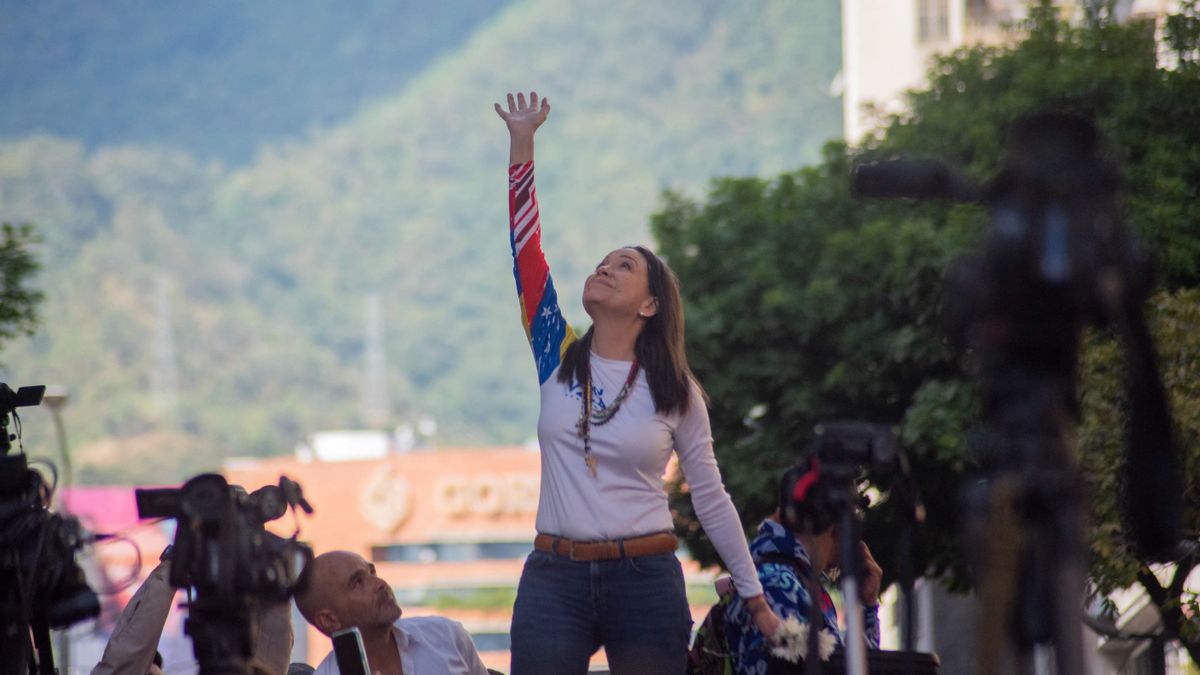 Hiába vadásznak rá, személyesen veszi át a Trumpnak ajánlott Nobel-békedíját a venezuelai politikusnő - újabb pofon a Maduro-rezsimnek 