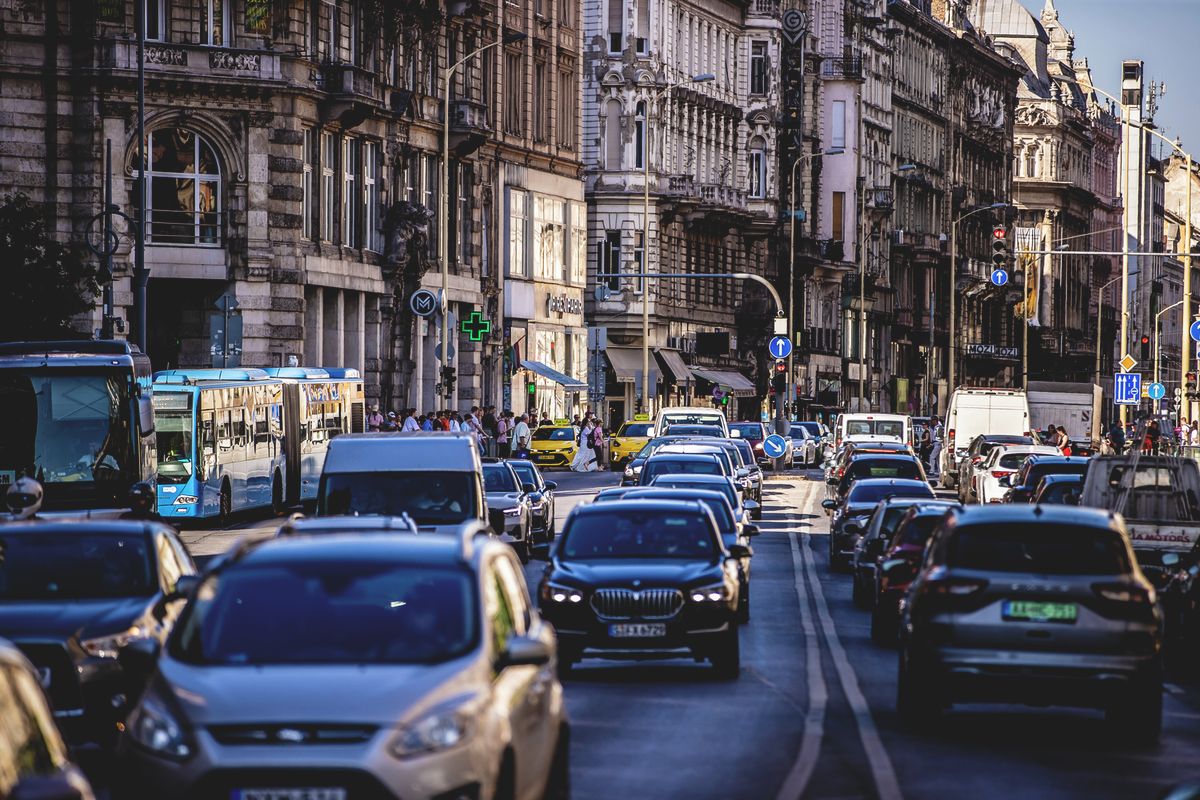 Megdrágulhat a közlekedés Magyarországon: a baloldali megszorítócsomag komoly pluszköltségeket hozna az autóval rendelkező családoknak