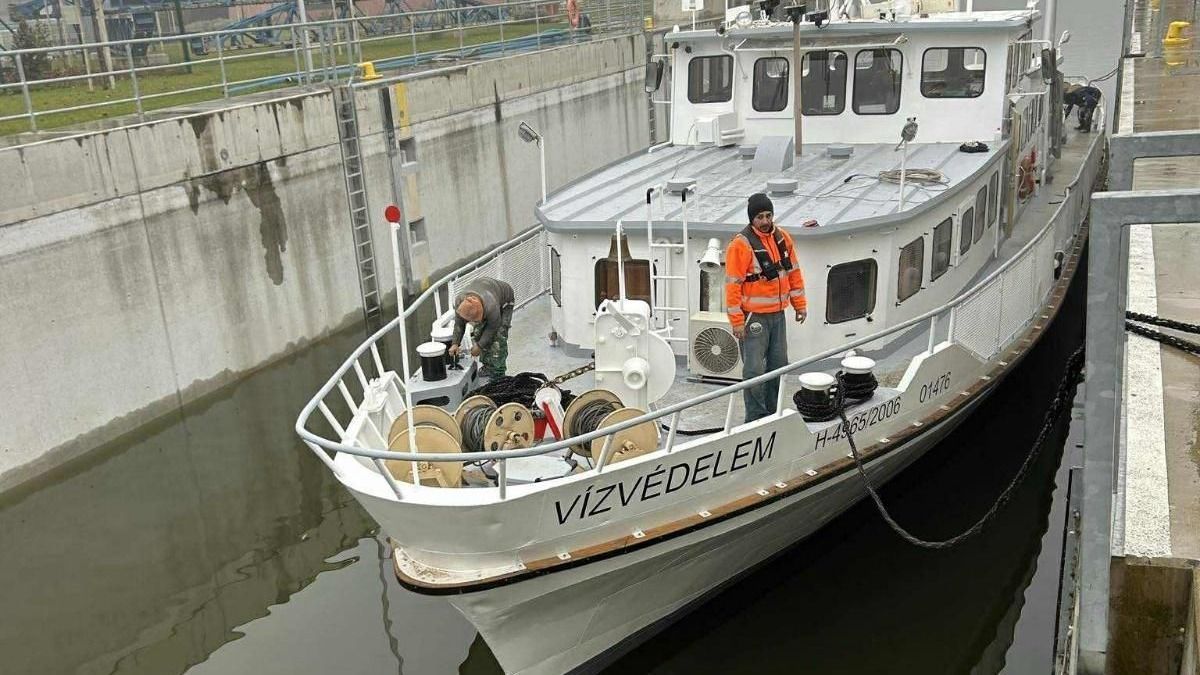 Téli romboló érkezett a Balatonra – egyelőre a dokkban pihen, de felkészülten várja a jégtáblákat 
