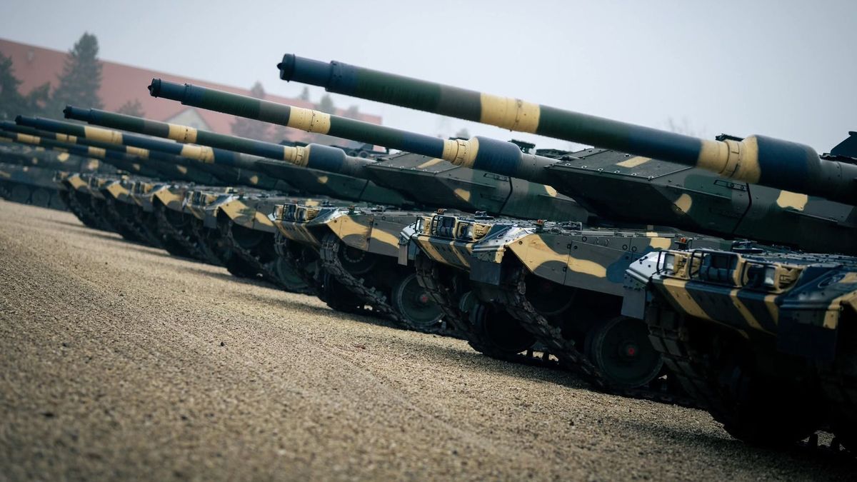 Történelmi pillanat: megérkezett Magyarországra az utolsó német szupertank, mostantól teljes a harckocsiflotta – összeállt egy fotóra az összes Leopard 