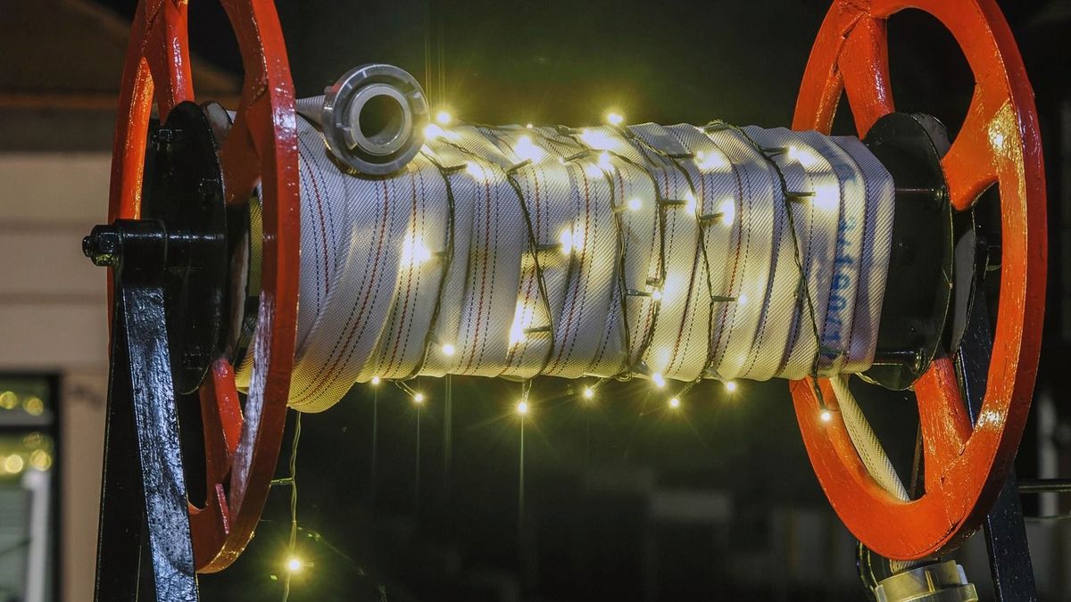 Közel 150 alkalommal volt szükség a tűzoltókra karácsony első napján, lakástüzek és közúti balesetek is beárnyékolják az ünnepet 