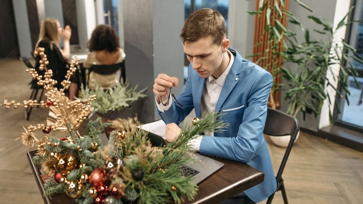 Miért esik vissza a teljesítmény decemberben – és hogyan előzheted meg a lelassulást a munkahelyeden? (X)