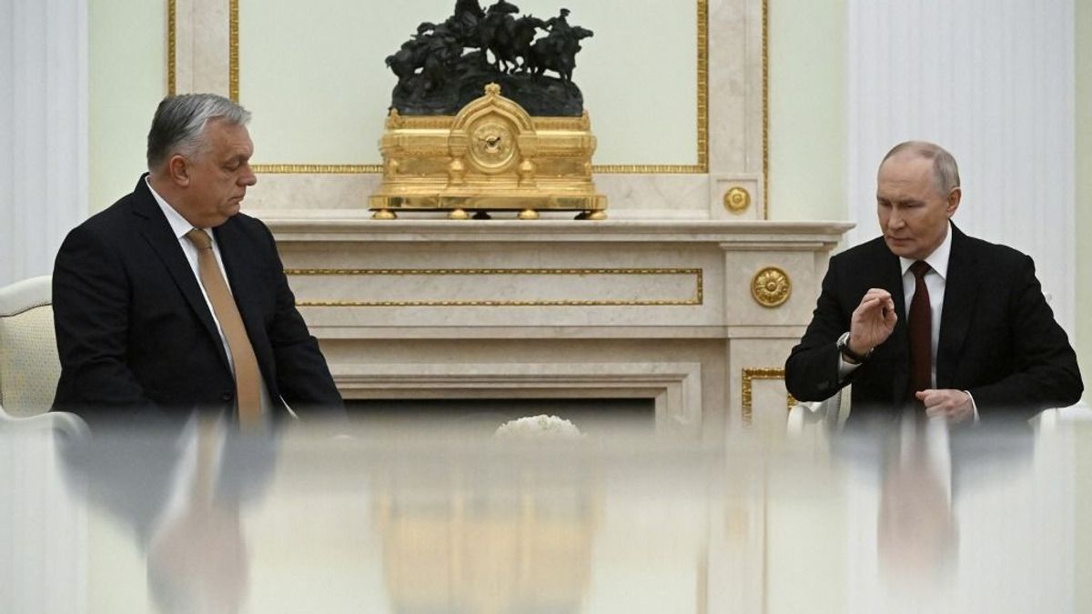 Meghökkentő videót tett közzé az orosz nagykövetség Putyinról és Orbán Viktorról: az elnök karácsonyi ajándékot vitt a világ urainak – nem hiszi el, mit kapott a magyar miniszterelnök 