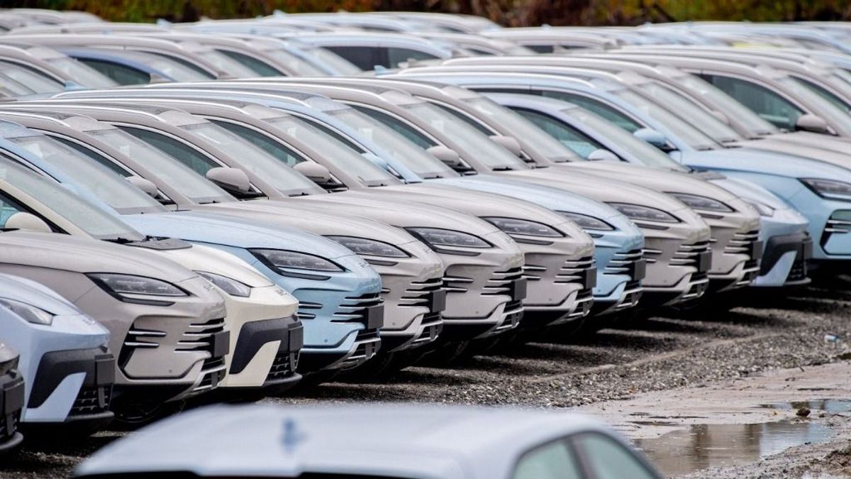 Elindult az óriáshajó Európába, tele van kínai elektromos autókkal: nem tudja megvámolni Brüsszel, kicselezték az uniós büntetést 