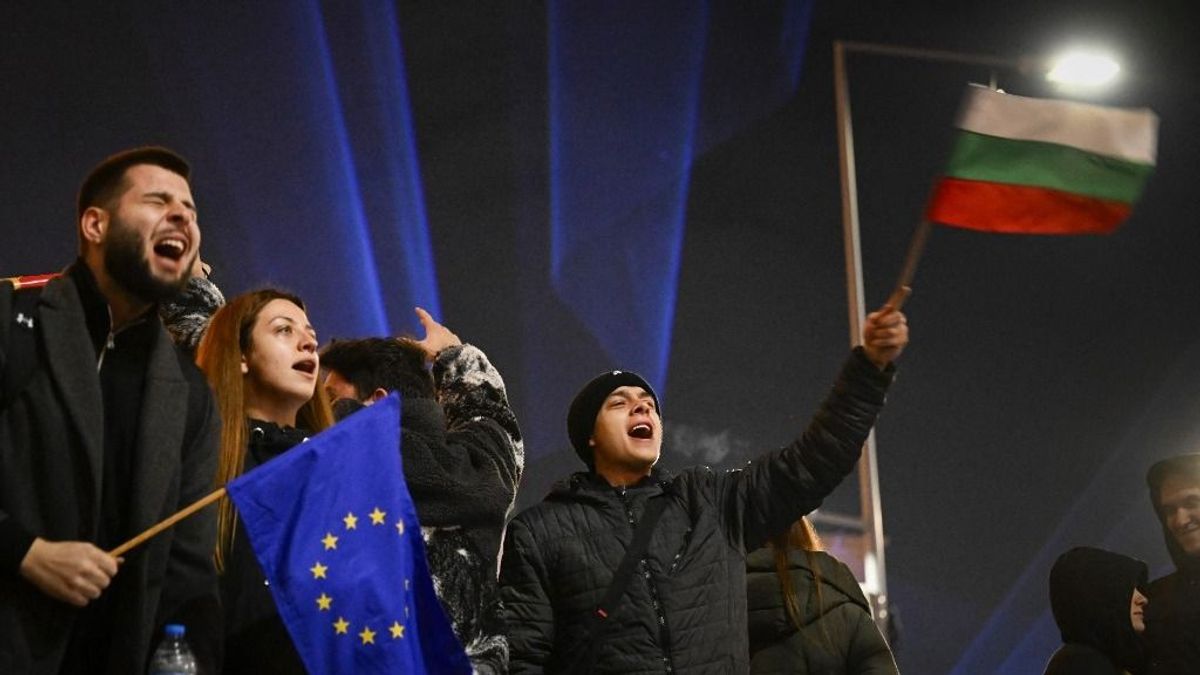 Káoszba zuhant az EU-tagország, az euró bevezetése ekkora zűrzavart még nem okozott: "ki a maffiával" – követelik