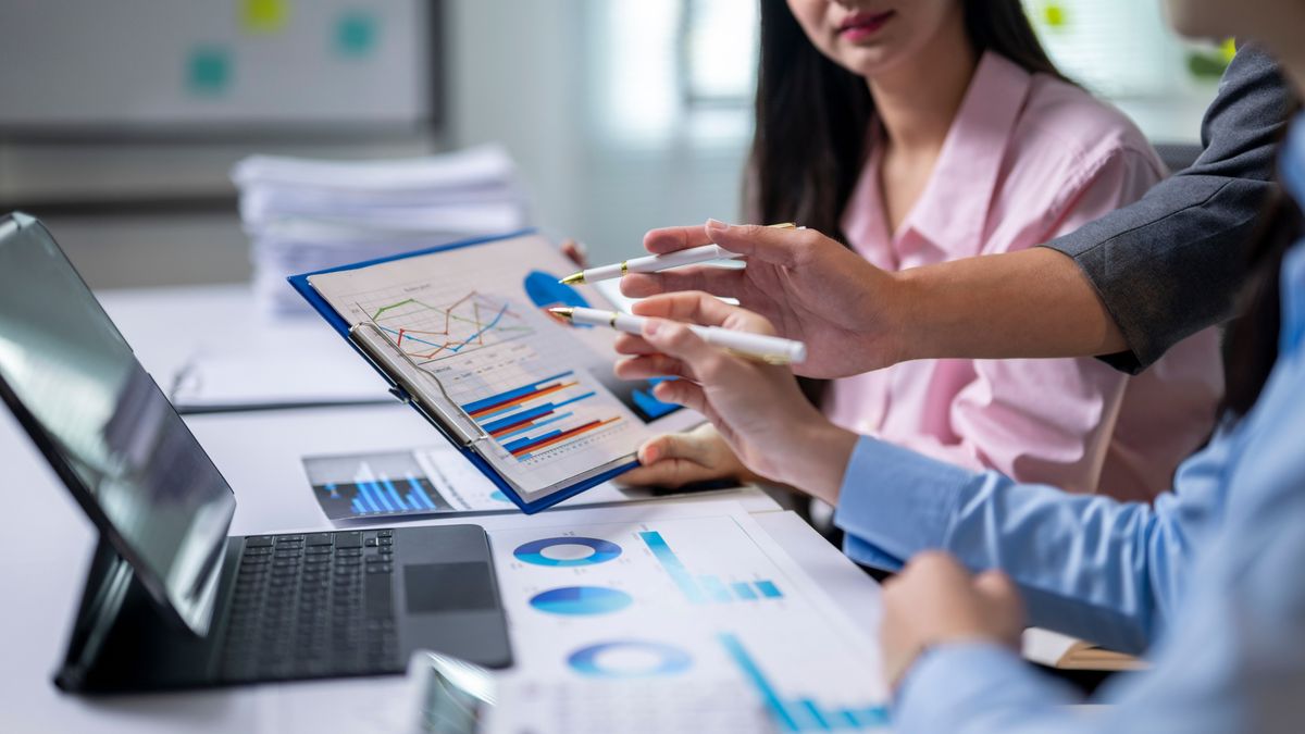 EHS,A,Group,Of,People,Are,Looking,At,A,Graph,On