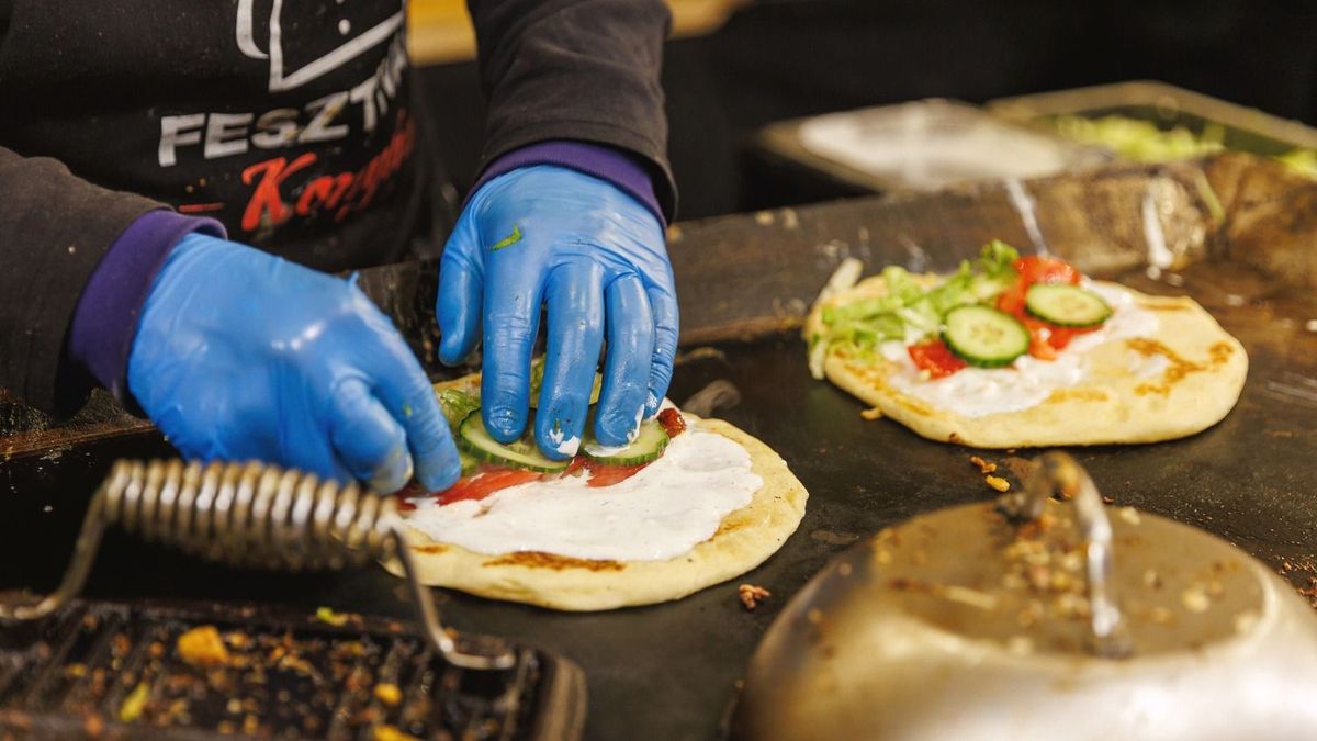 Karácsonyi vásárokon razziázott a hatóság, több millió forintos bírságokat szabtak ki - egészen komoly higiéniai problémák kerültek napvilágra