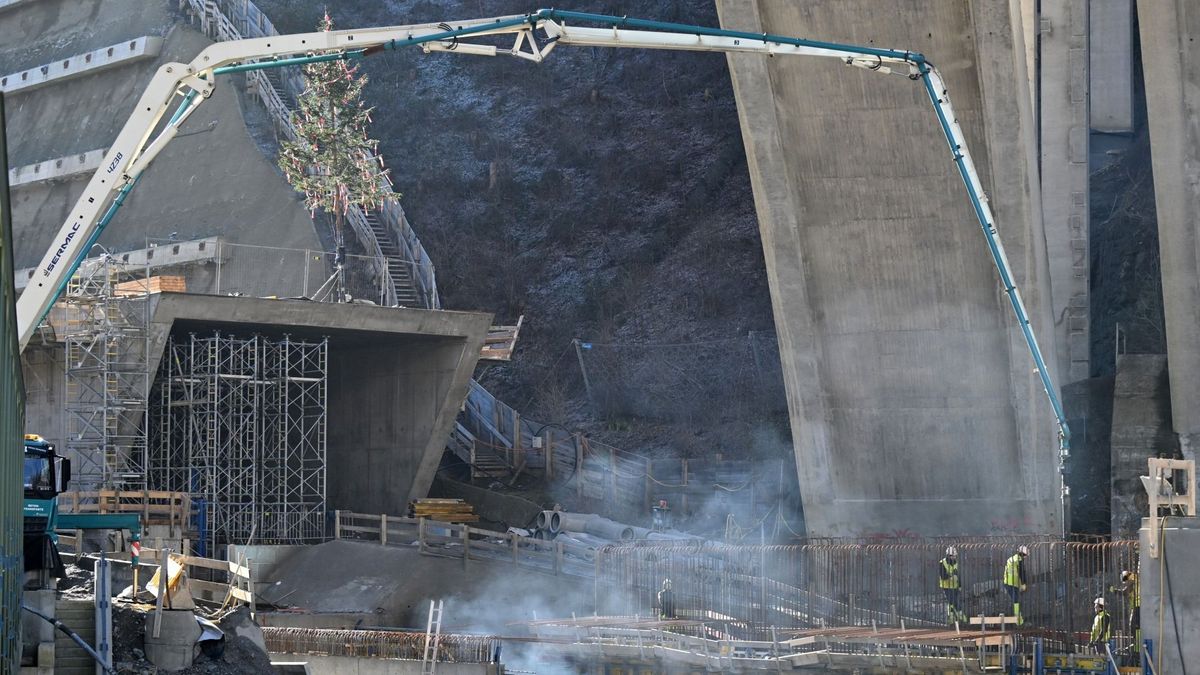 Látványos fotókon a világ leghosszabb vasúti alagútjának építése