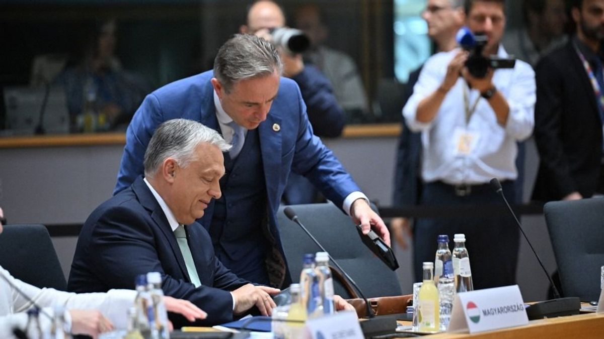 Rá fognak rontani a belga miniszterelnökre: ő nem Orbán Viktor és Brüsszelnek óriási a tét 