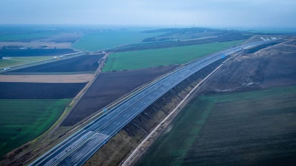 Újabb fordulat: még egy utolsó meglepetést okozott a magyaroknak az M30-as autópálya – mégsem akkor nyitották meg, mint mondták 