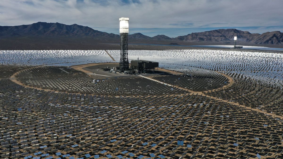 Ennyi volt: bezár a világ egyik legnagyobb naperőműve, Robert Ficónál betelt a pohár – a nemzetközi gazdaság legolvasottabb cikkei februárban 