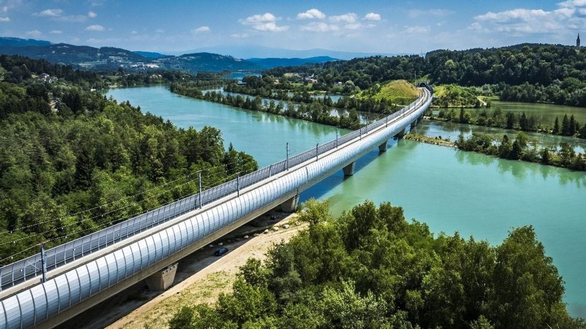 Ausztria lenyűgözte a világot: 27 évig építette, de ma olyan vasúti fejlesztést adott át, aminek alig akad párja, a MÁV-vezér személyesen nézte meg – videó