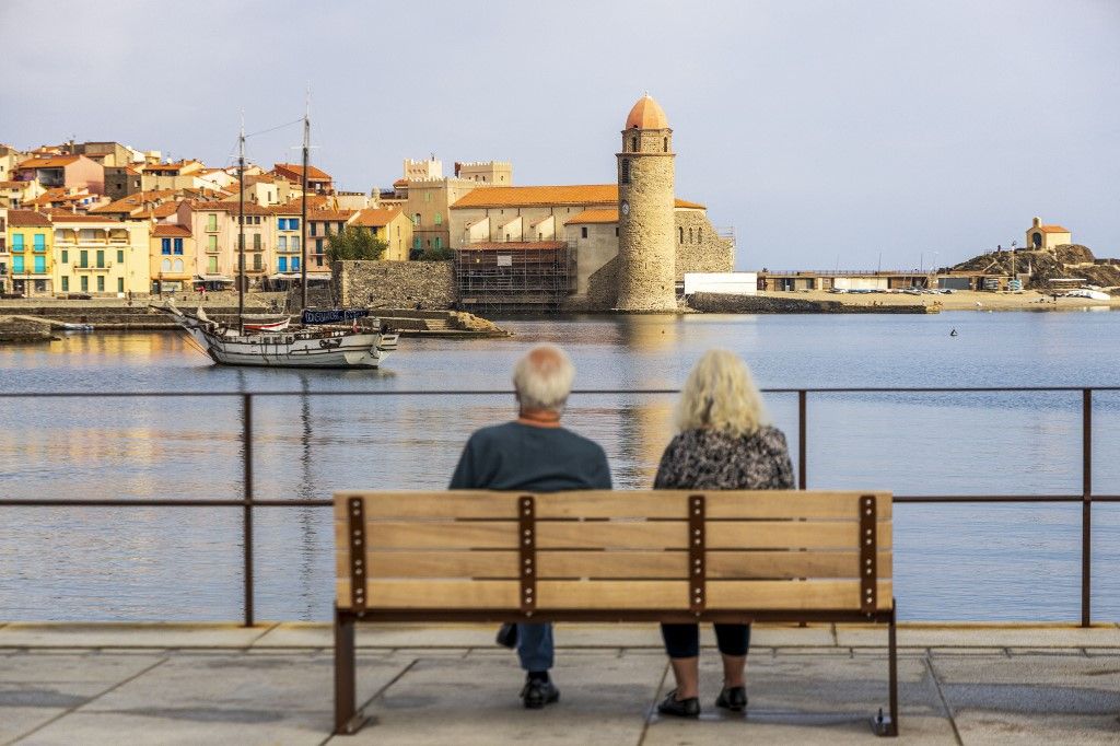 France pyrenees orientales cote vermeille collioure bench beach promenade port avall church notre dame des anges