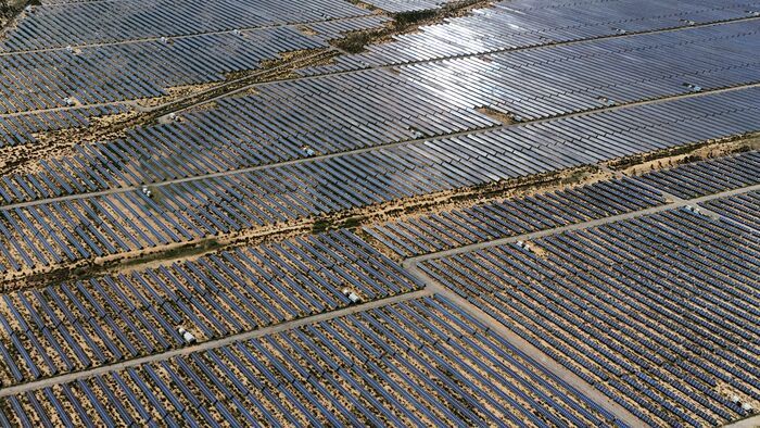 Ez már tényleg őrület: Kína a semmi közepén megépítette a világ legnagyobb naperőművét, de ez se elég neki – videón a brutális Talatan Solar Park