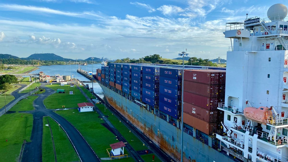 Átkelő konténerhajó a csatornán – eredményes pénzügyi évet zárt a Panama-csatorna, jelentősen nőttek az üzemeltető befizetései a költségvetésbe (illusztráció)