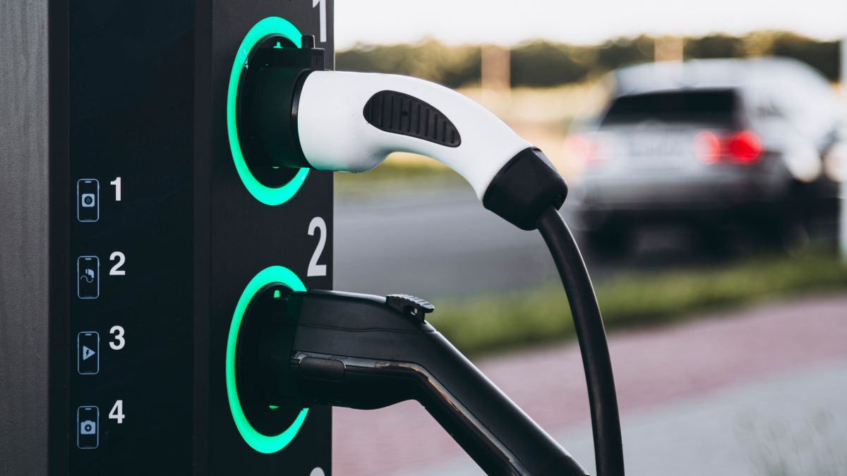 Bevallotta a világ egyik legnagyobb autógyártója: maga alá temeti az elektromos átállás, inkább visszaáll a benzines modellekre – "Soha nem fognak pénzt termelni, váltanunk kell"