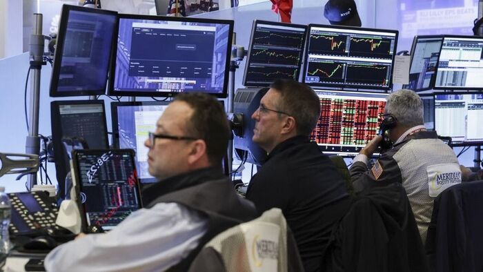 Kockázatkerülő üzemmódba váltott a részvénypiac az amerikai adatzuhatag előtt, fékeződik a bitcoin zuhanása, szerdán jelent az Nvidia