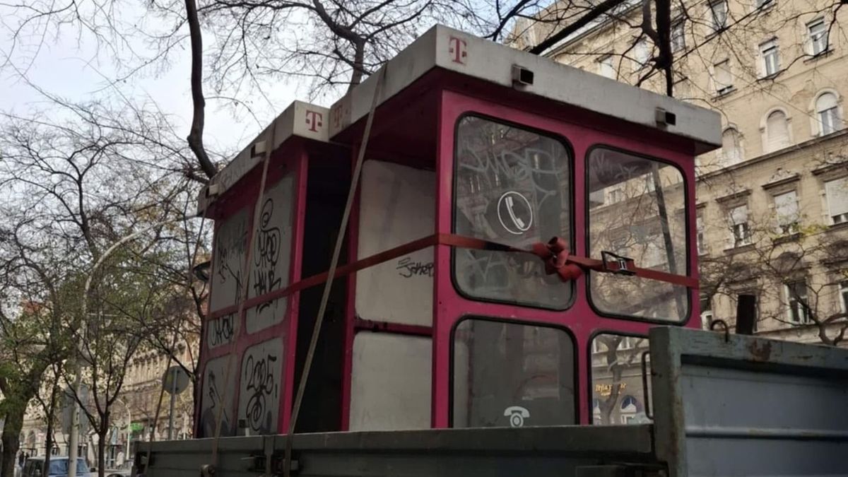 Több lepusztult telefonfülkét is eltüntettek Budapestről – a nagyja azonban még hosszú ideig az emberek nyakán maradhat