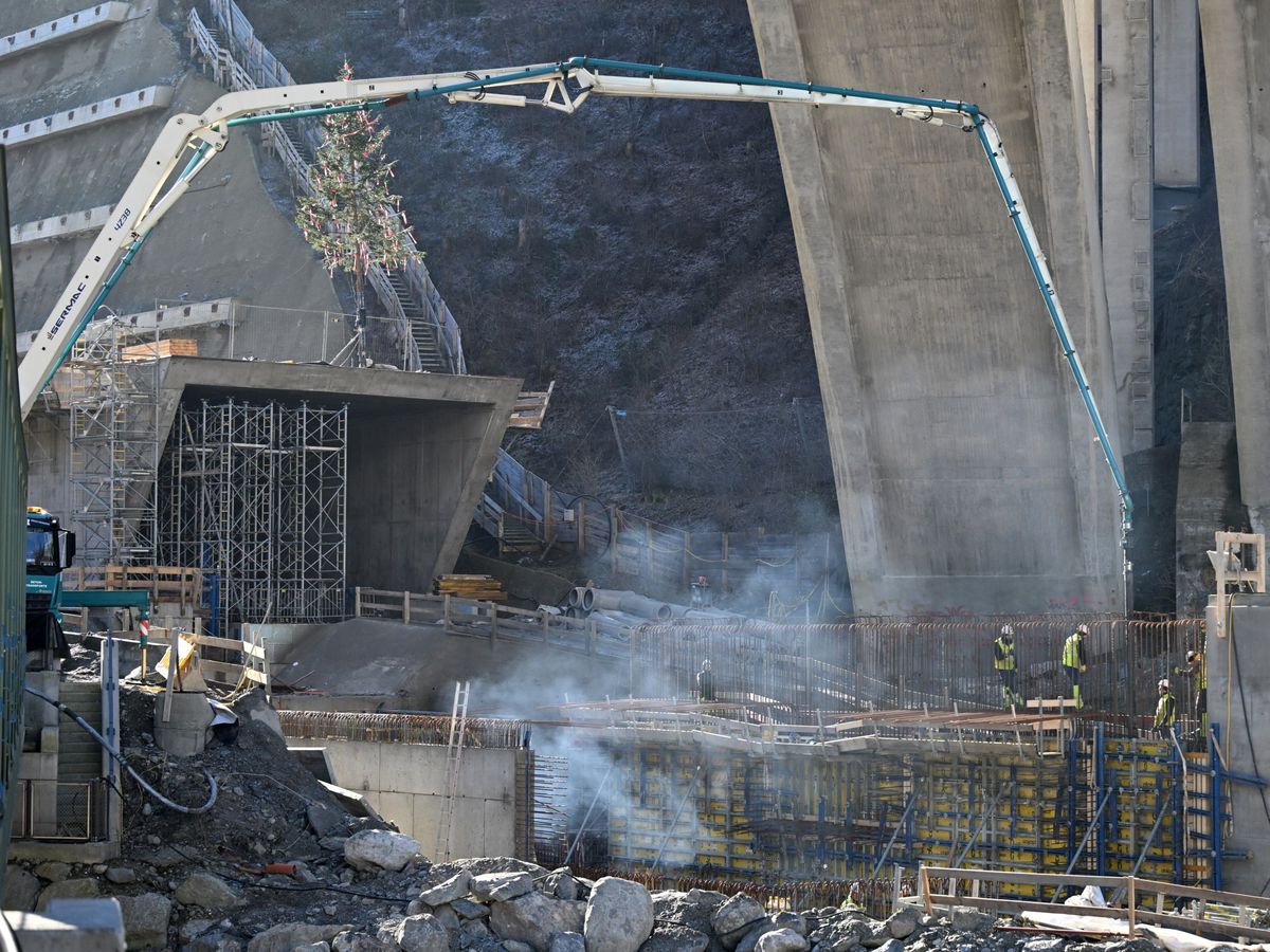 Látványos képek a világ leghosszabb vasúti alagútjának építéséről