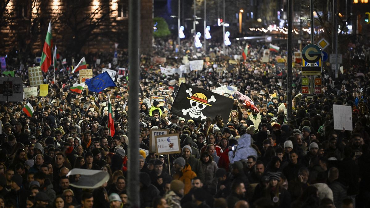 Megrohanták a rendőröket, így fogadta a tömeg az uniós ország első euróban készült költségvetését 