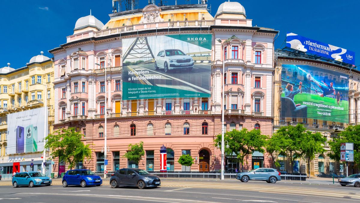 utcakép,Budapest,,Hungary,-,1,May,2024:,A,Yellow-pink,Historical,Building