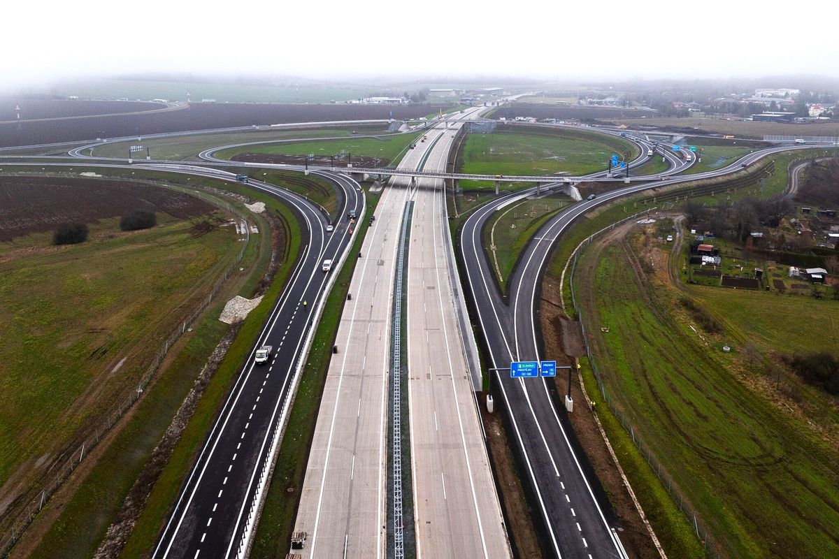 Magyarországon elképzelhetetlent húzott a Strabag, ezt még Lázár János sem hinné el – három hónappal a határidő előtt jelentett készre