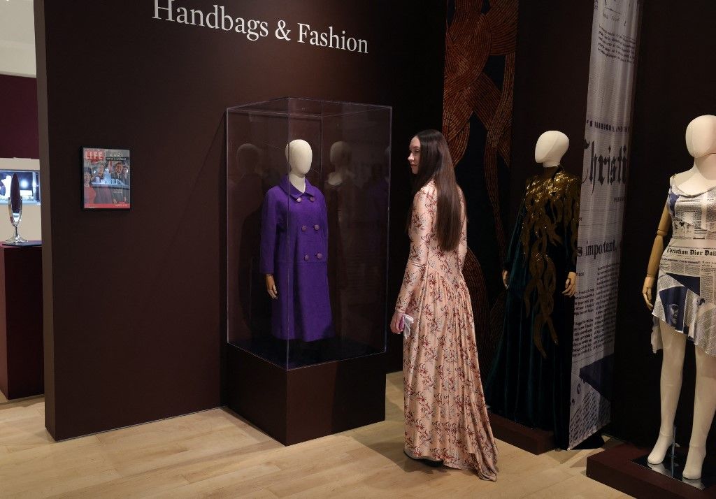 Press preview for the Inaugural Luxury Week sales at Sotheby’s new global headquarters in the Breuer building
A híres kabát közel 17 millió forintért talált gazdára /