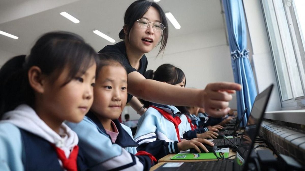 Jövőre jöhet a mesterséges intelligencia a hazai oktatásban, ami a tanárokat is tehermentesítheti – Pekingben már a dolgozatokat is MI javítja 